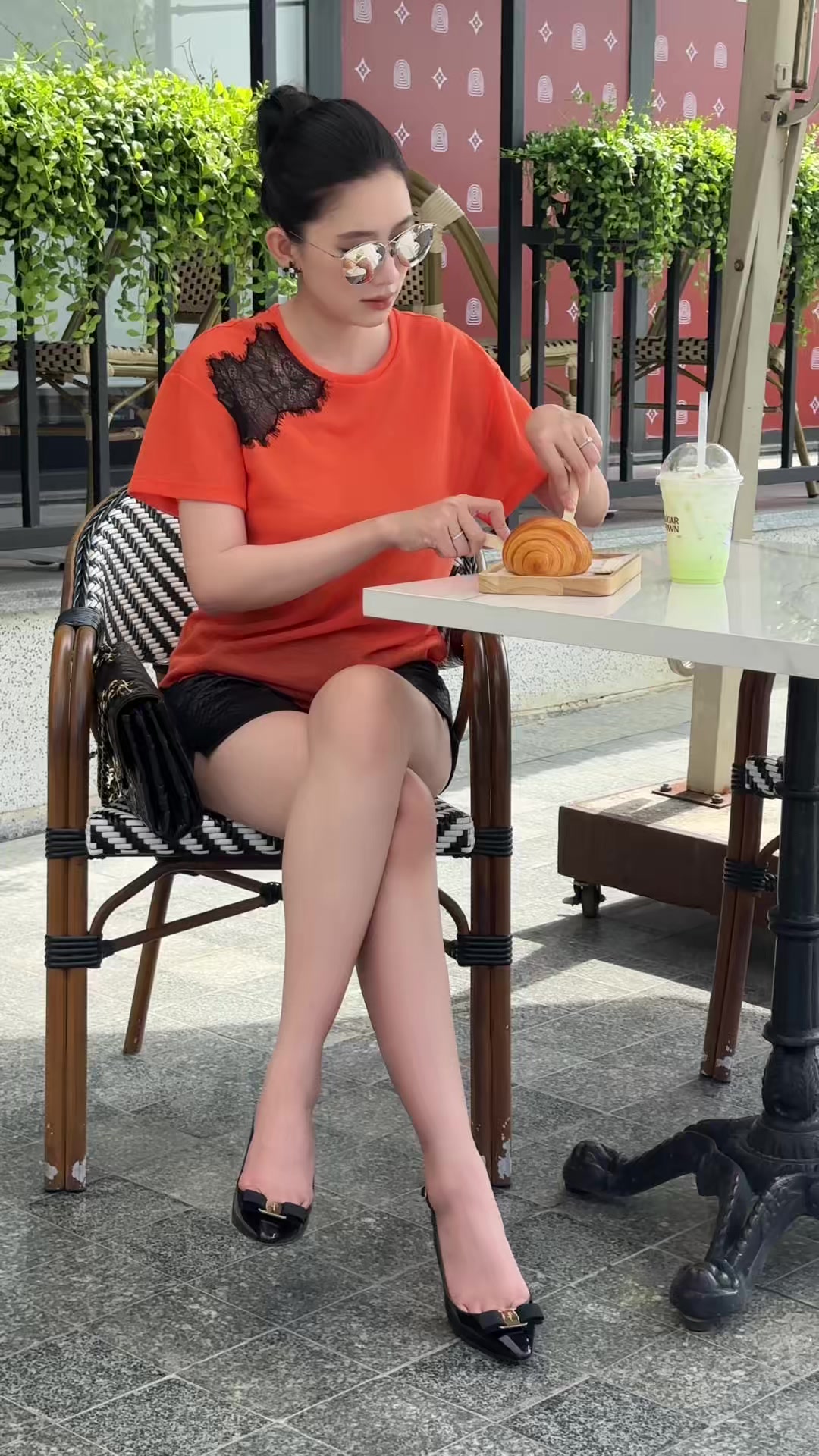 Áo thun dệt kim phối ren cam đen