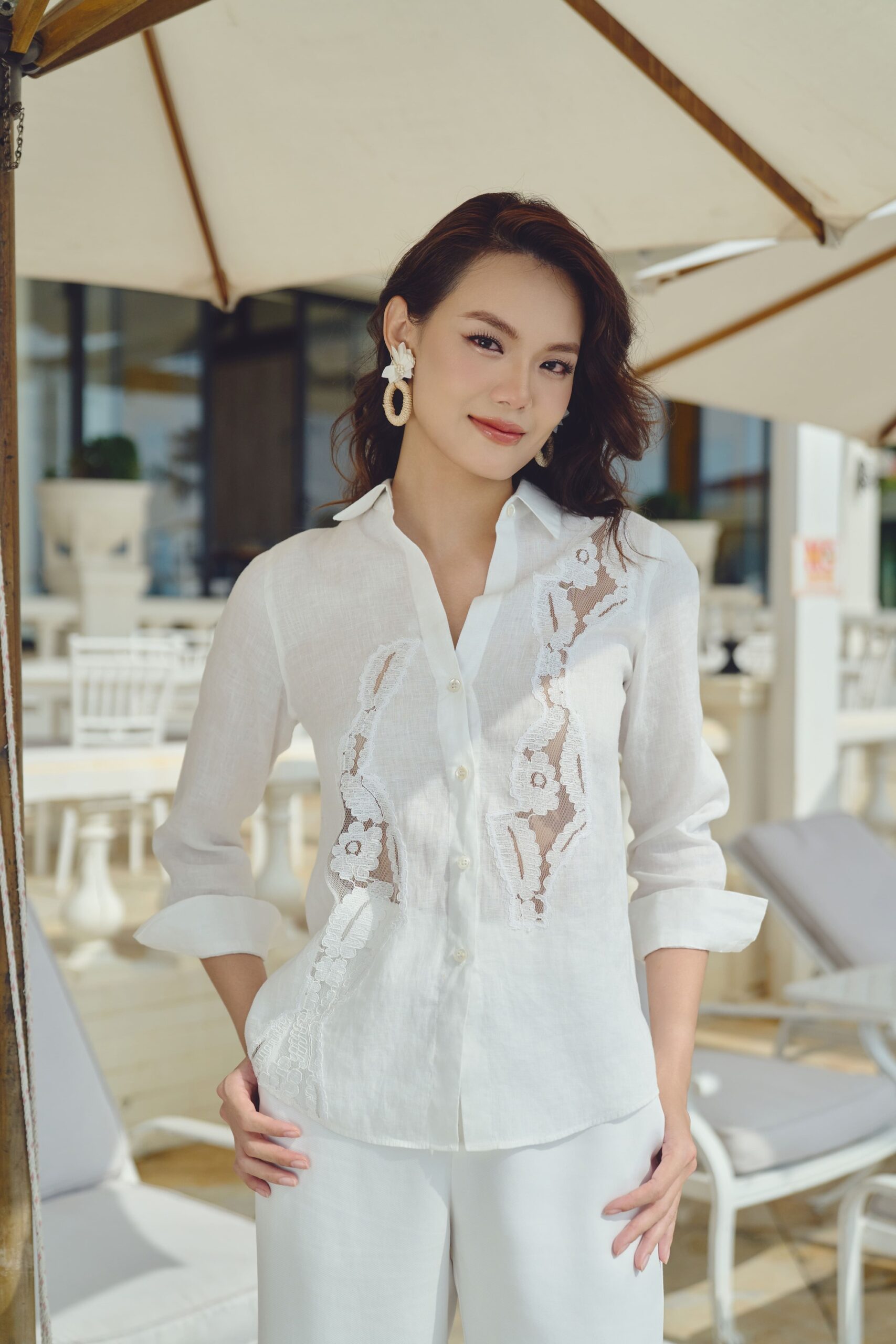 Áo sơmi linen phối ren họa tiết trắng