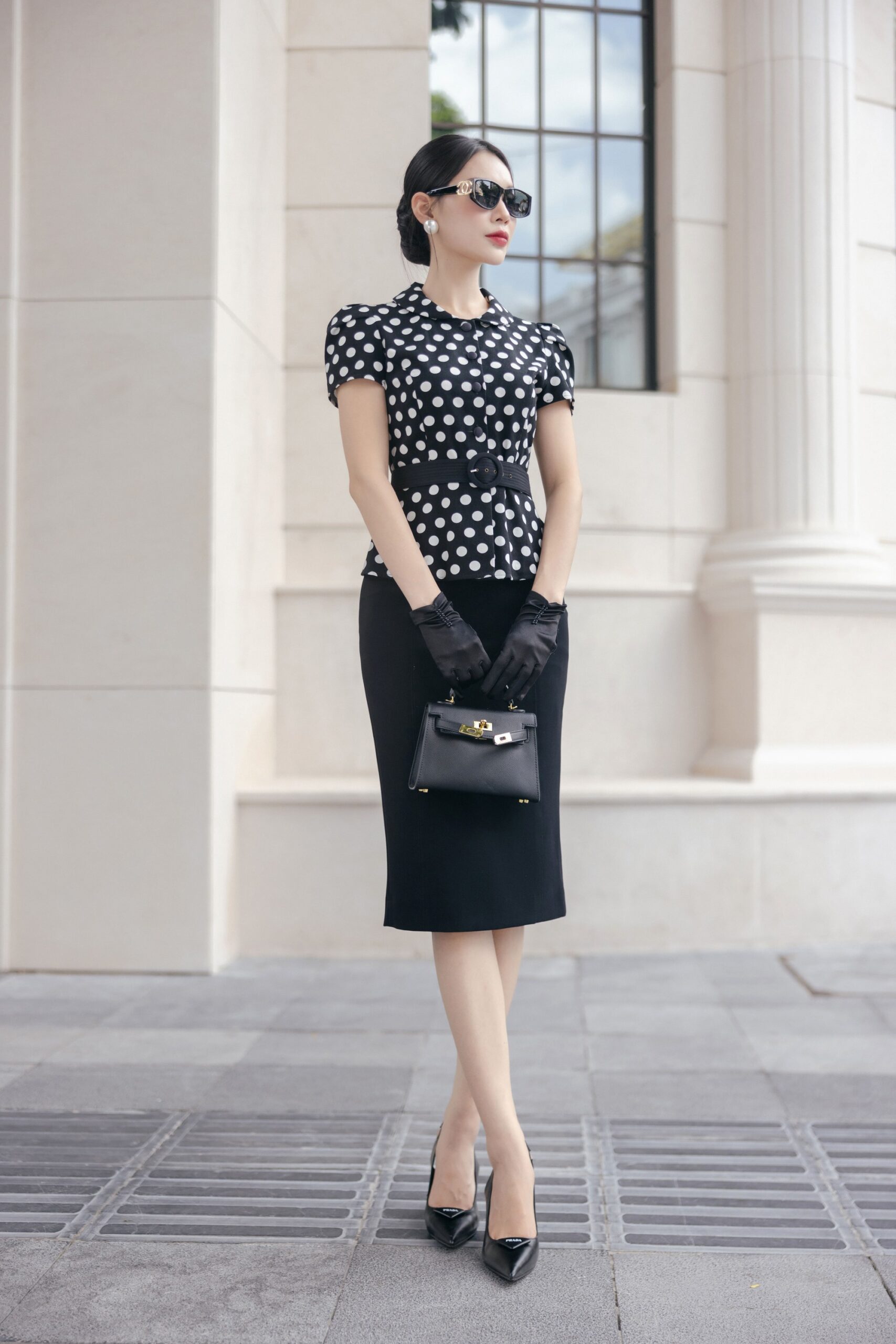 Áo tay ngắn cổ sen linen bi đen