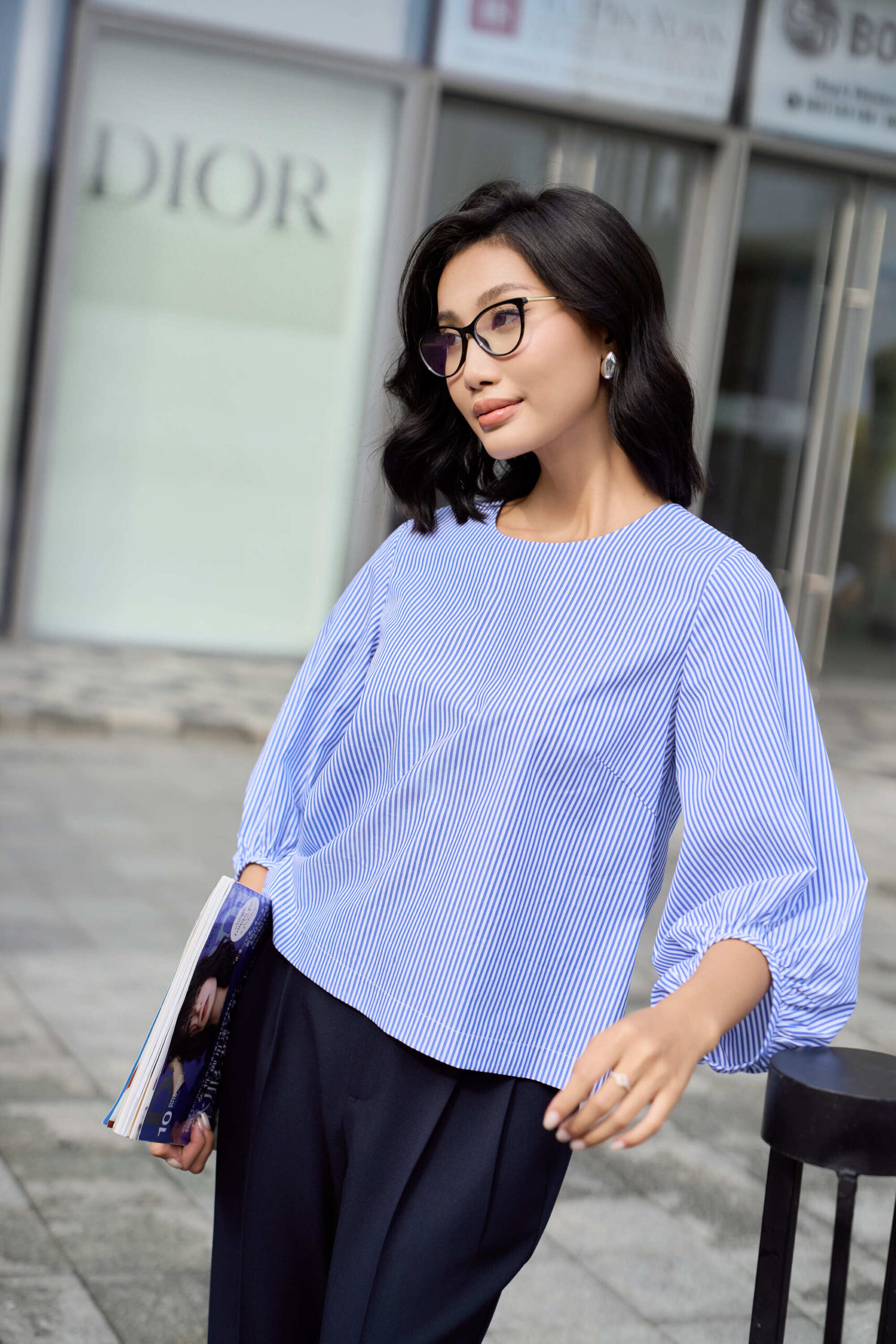 Áo cổ tròn tay phồng cài nút sau cotton sọc xanh