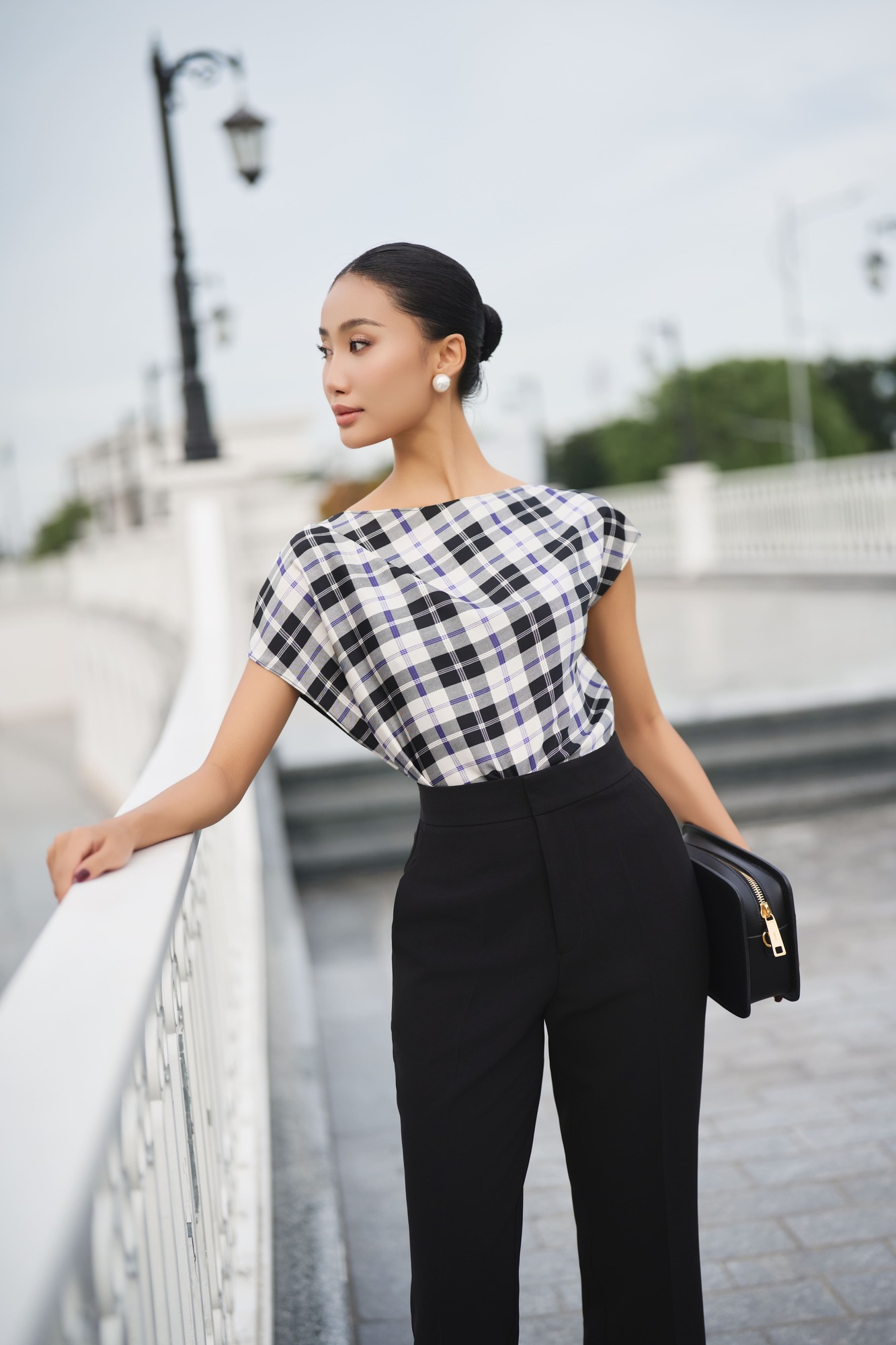 Áo lệch vai sateen silk caro đen tím - Hình ảnh 3