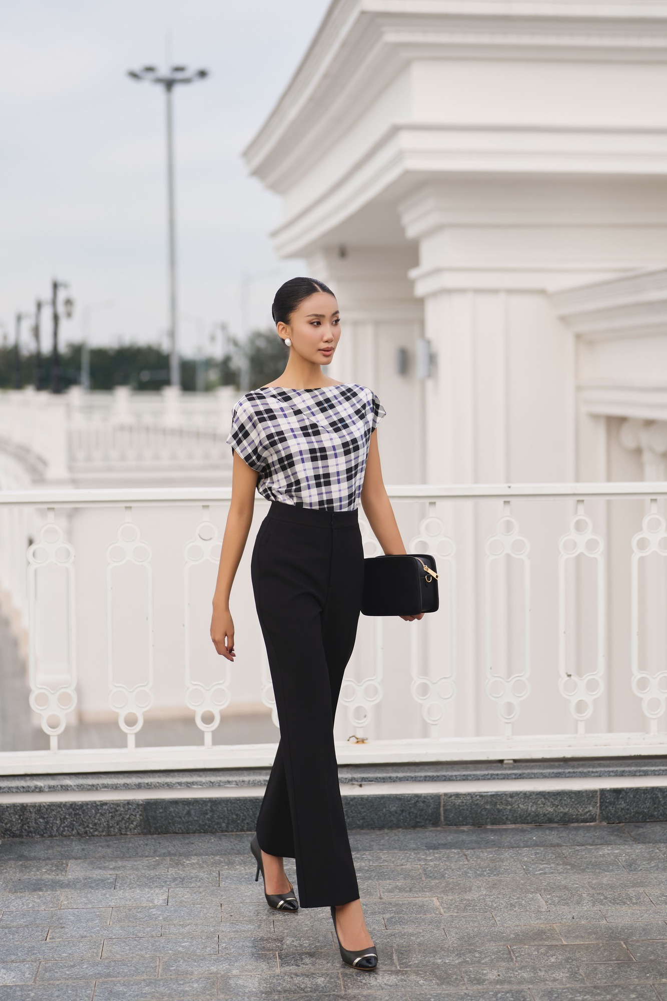 Áo lệch vai sateen silk caro đen tím - Hình ảnh 4