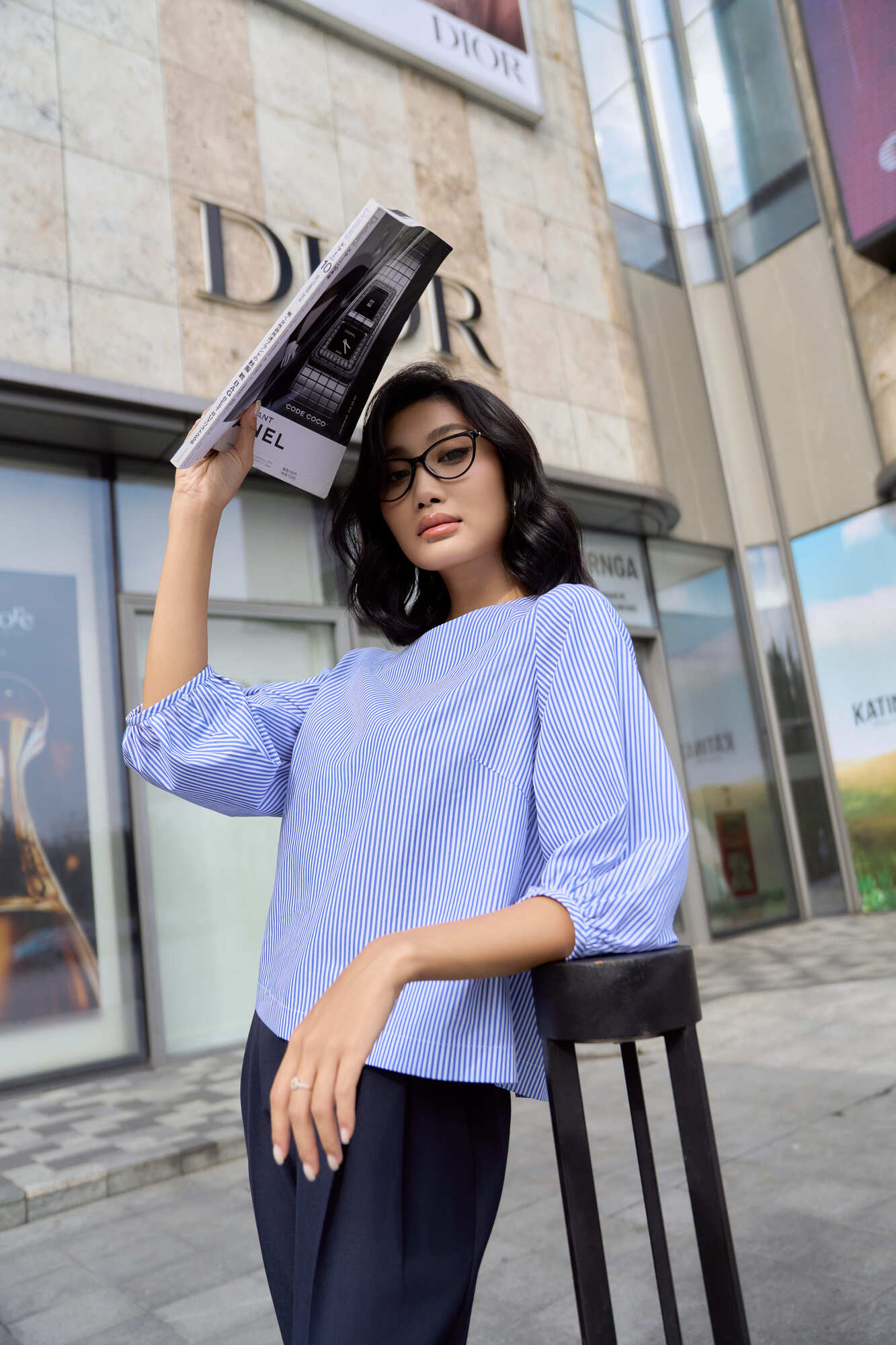 Áo cổ tròn tay phồng cài nút sau cotton sọc xanh - Hình ảnh 2