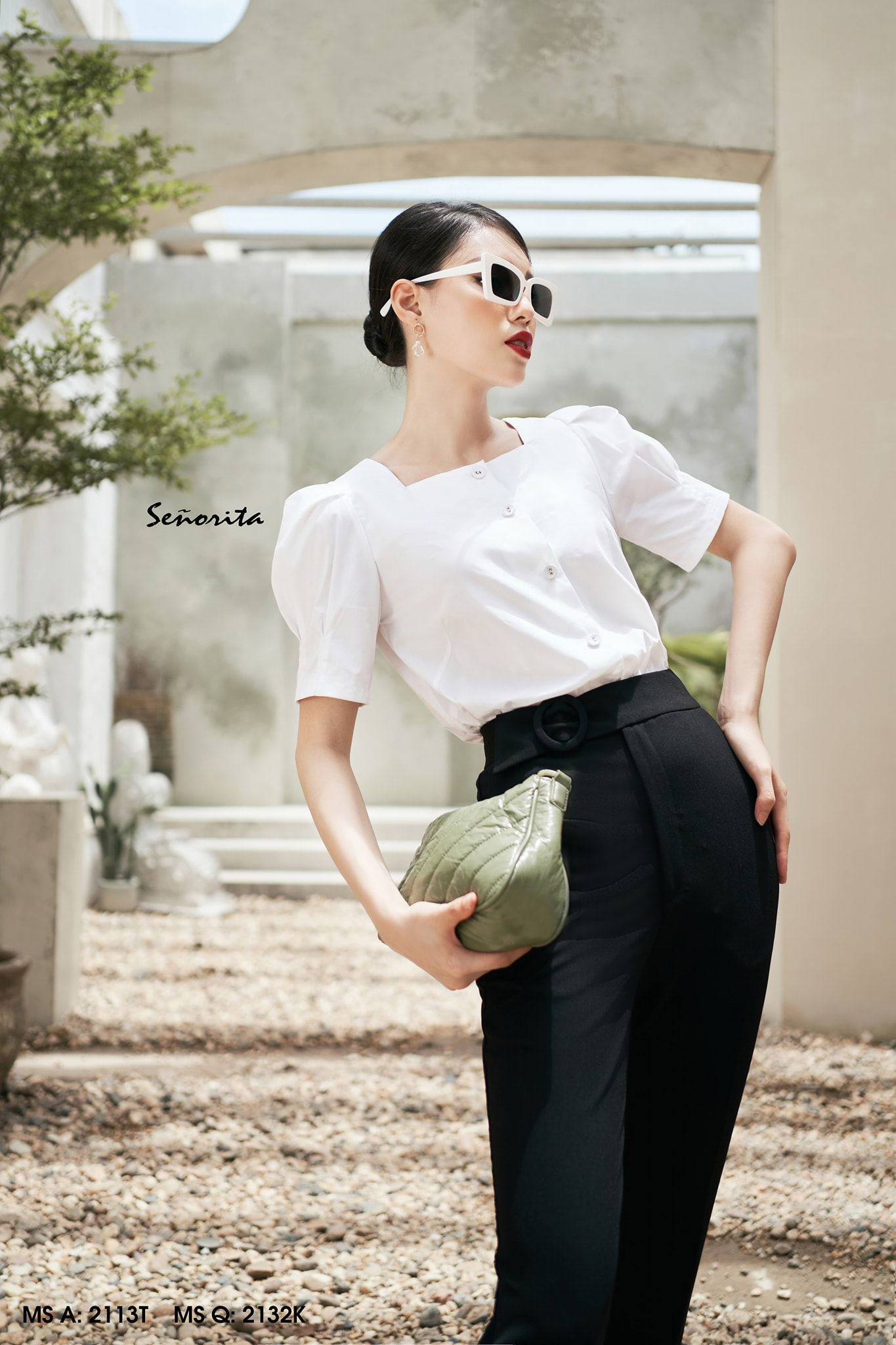 Áo tay phồng cổ vuông trắng