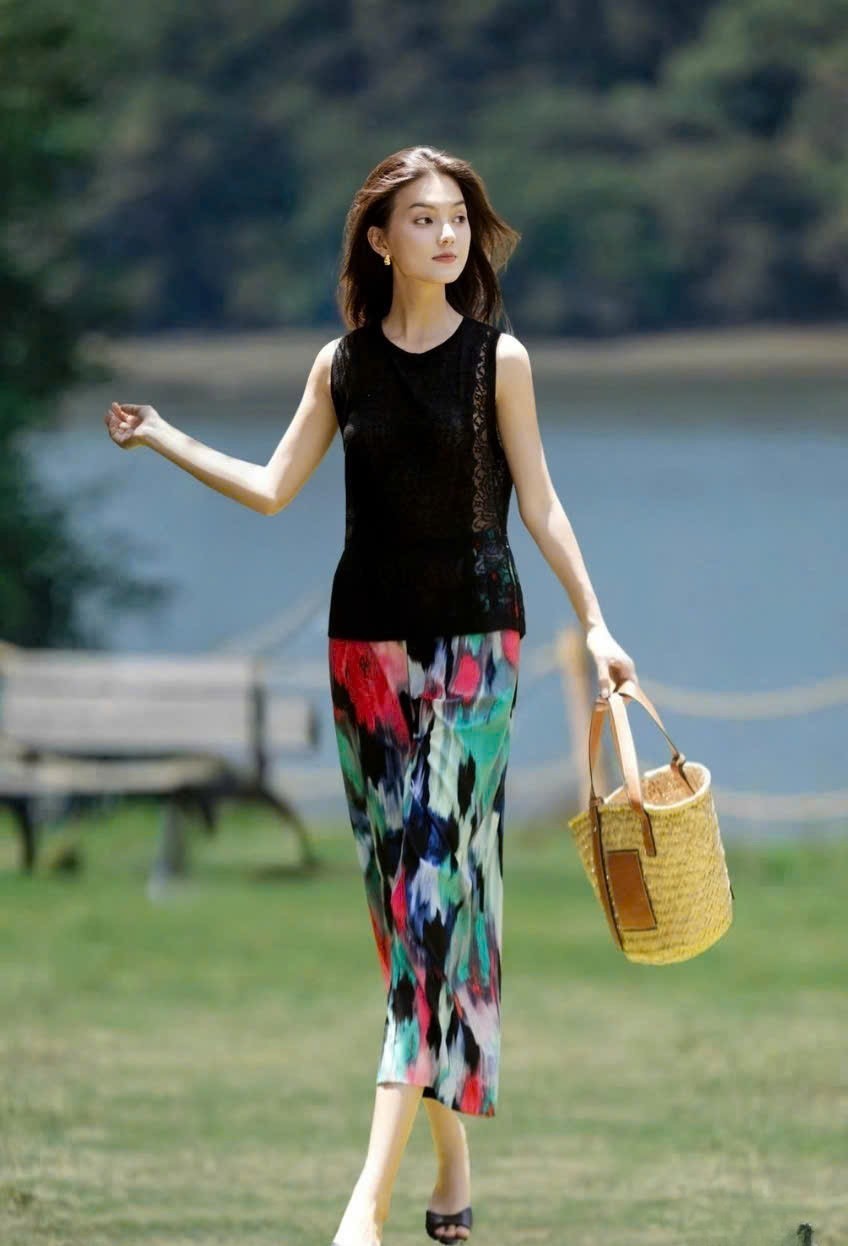 Áo thun dệt kim phối ren đen - Hình ảnh 5