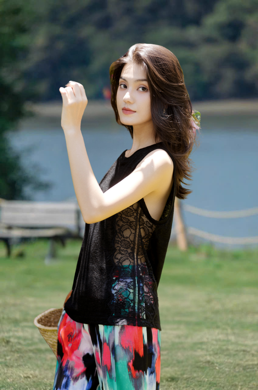 Áo thun dệt kim phối ren đen