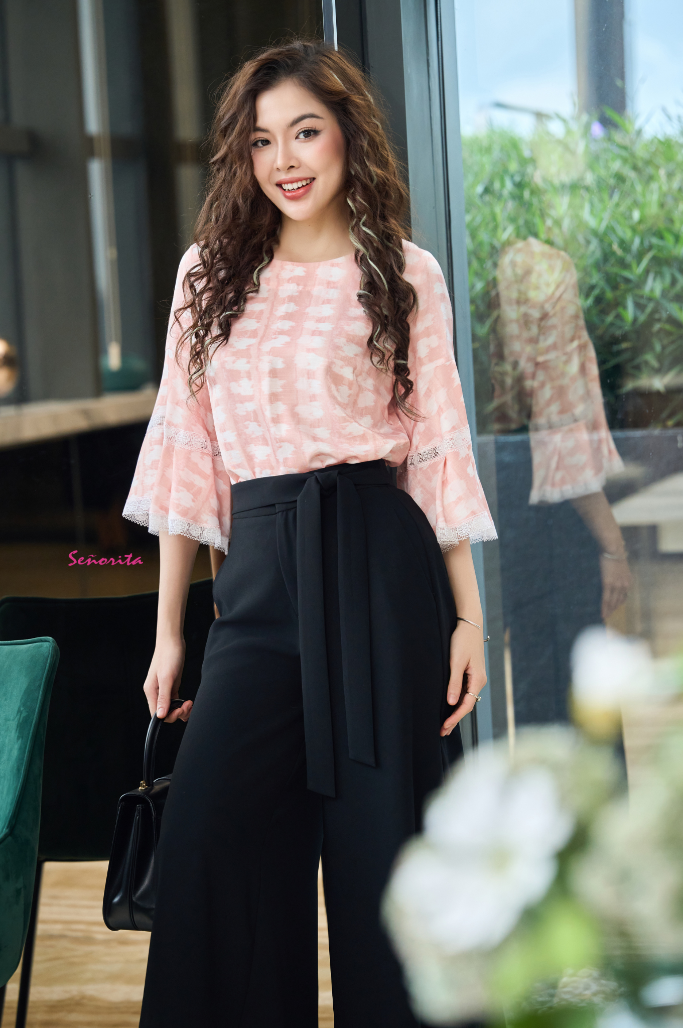 Áo kiểu họa tiết tay loe - Hình ảnh 3