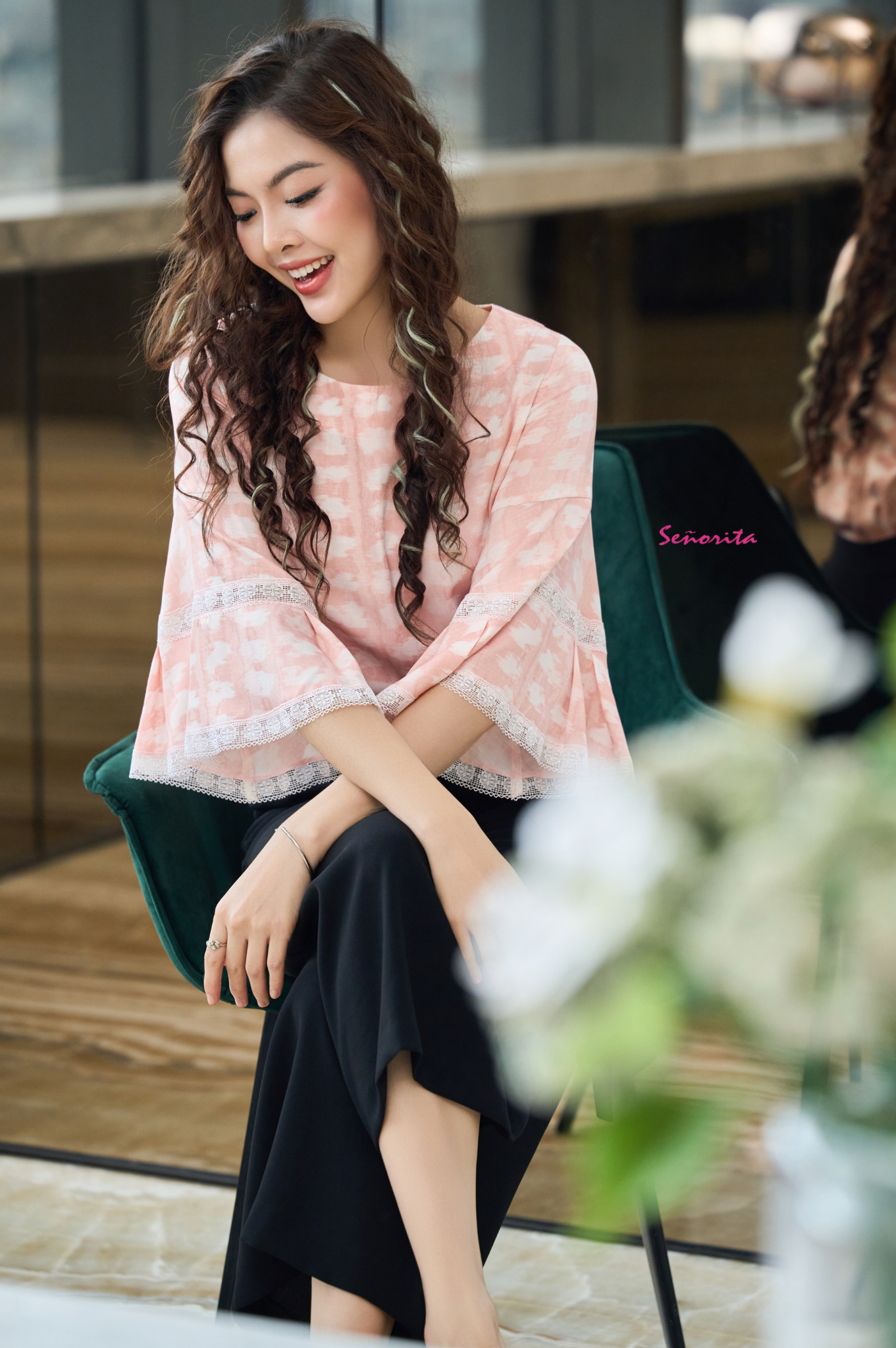 Áo kiểu họa tiết tay loe