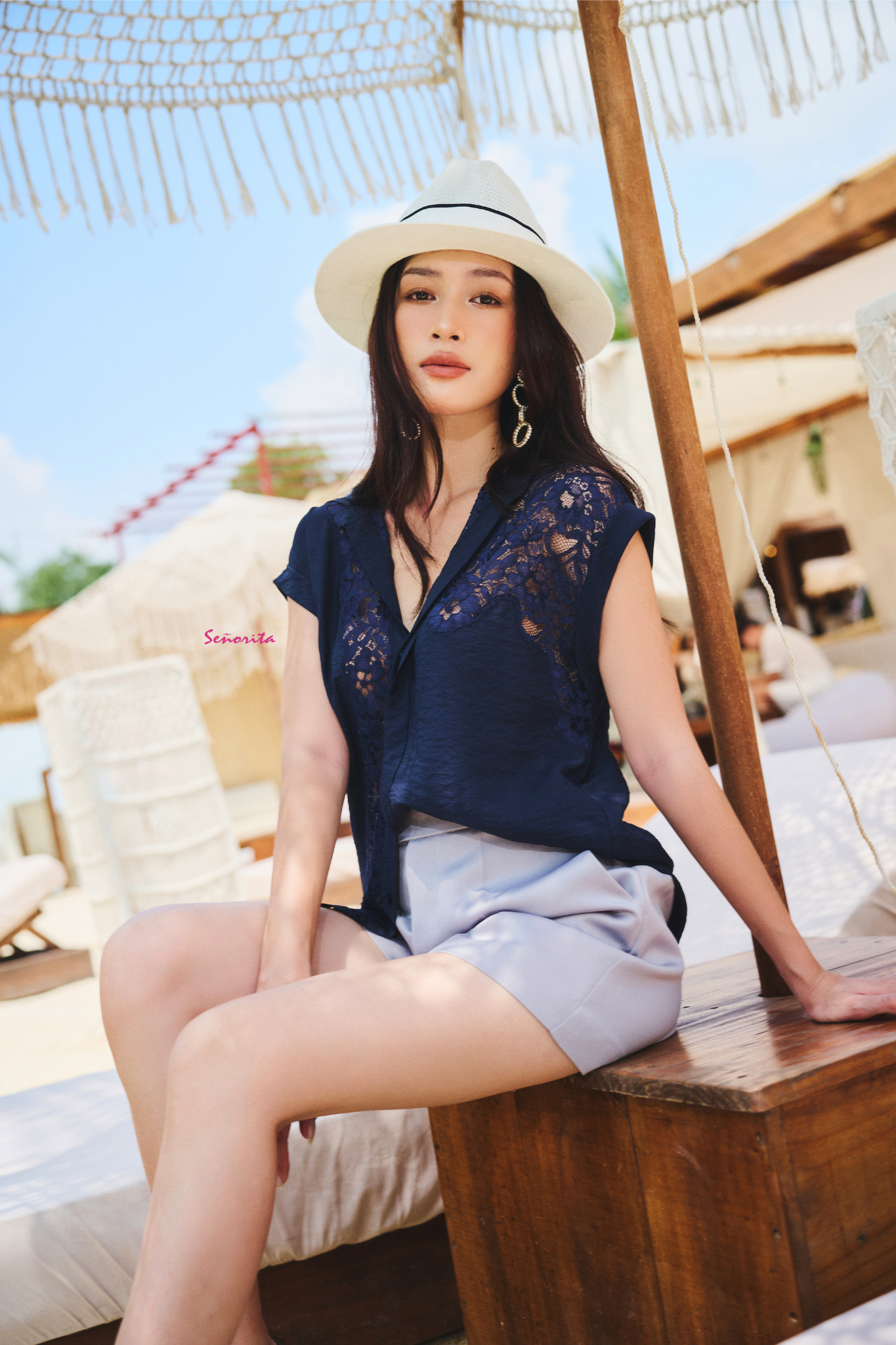 Áo sơmi tay liền phối ren