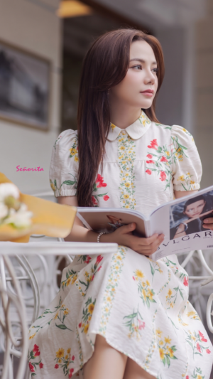 Áo cổ sen tay ngắn hoa kem